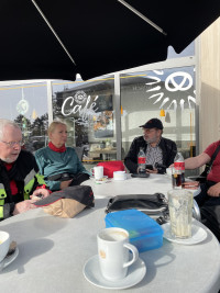 Waffeln, Eis und heiße Kirschen