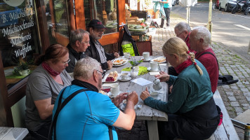 Waffeln, Eis und heiße Kirschen