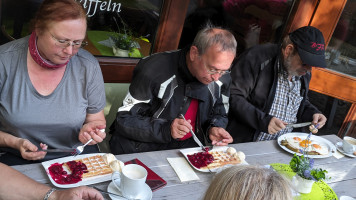 Waffeln, Eis und heiße Kirschen