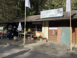 Waffeln, Eis und heiße Kirschen