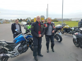 Waffeln, Eis und heiße Kirschen