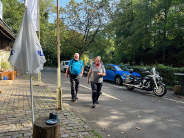 Waffeln, Eis und heiße Kirschen