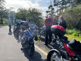 Waffeln, Eis und heiße Kirschen