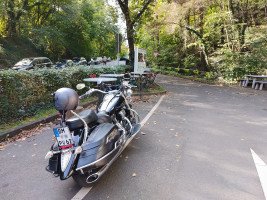 Waffeln, Eis und heiße Kirschen