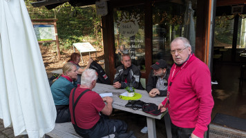 Waffeln, Eis und heiße Kirschen