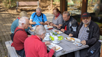 Waffeln, Eis und heiße Kirschen