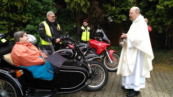 Bikergottesdienst mit Segnung der Maschinen und Fahrer/innen. Anschließend eine kleine Tour zur Schriefersmühle, zu Elly
