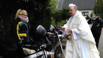 Bikergottesdienst mit Segnung der Maschinen und Fahrer/innen. Anschließend eine kleine Tour zur Schriefersmühle, zu Elly