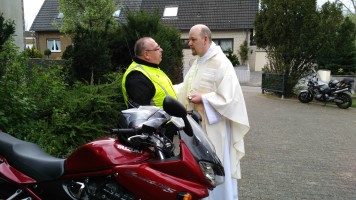 Bikergottesdienst mit Segnung der Maschinen und Fahrer/innen. Anschließend eine kleine Tour zur Schriefersmühle, zu Elly
