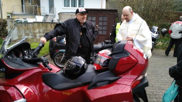 Bikergottesdienst mit Segnung der Maschinen und Fahrer/innen. Anschließend eine kleine Tour zur Schriefersmühle, zu Elly