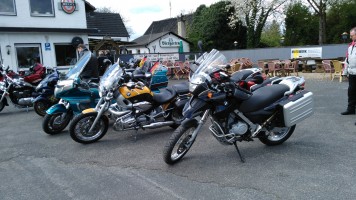 Bikergottesdienst mit Segnung der Maschinen und Fahrer/innen. Anschließend eine kleine Tour zur Schriefersmühle, zu Elly