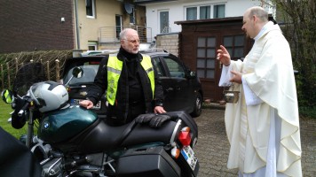 Bikergottesdienst mit Segnung der Maschinen und Fahrer/innen. Anschließend eine kleine Tour zur Schriefersmühle, zu Elly